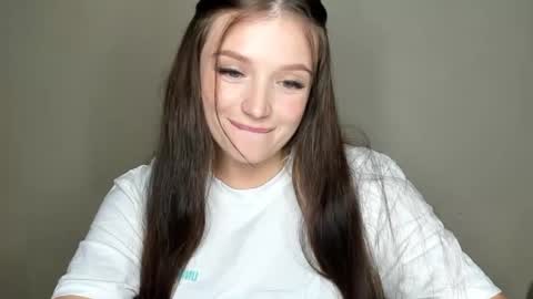 Snapshot of evaamillerr chatting on 10/25/25, 06:13 Eva online show from 10/25/25, 06:13