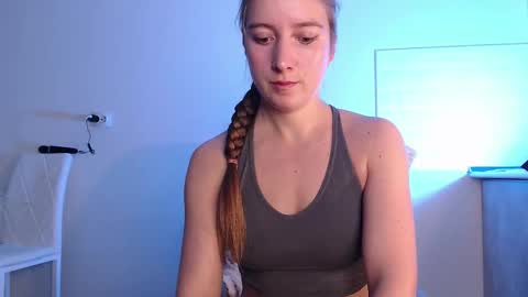 Snapshot of evahailey_ chatting on 09/25/25, 04:05 Eva online show from 09/25/25, 04:05