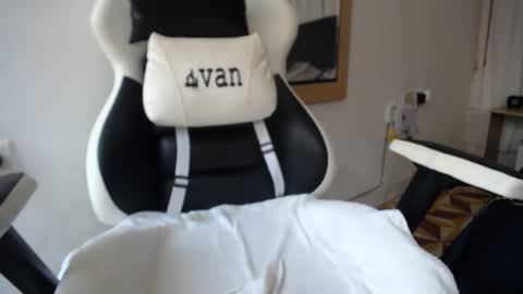 Snapshot of evans_king chatting on 01/12/25, 08:25 Evan online show from 01/12/25, 08:25