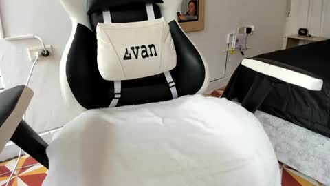 Snapshot of evans_king chatting on 03/08/25, 03:35 Evan online show from 03/08/25, 03:35