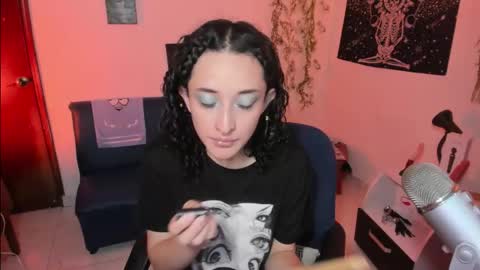 Snapshot of evee_uwu chatting on 11/25/25, 03:56 Eve Jane online show from 11/25/25, 03:56