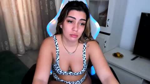 Snapshot of eveeevian chatting on 02/14/25, 02:44 eveeevian online show from 02/14/25, 02:44