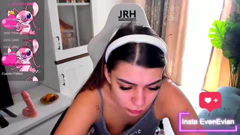 Snapshot of eveeevian chatting on 03/10/25, 10:15 eveeevian online show from 03/10/25, 10:15