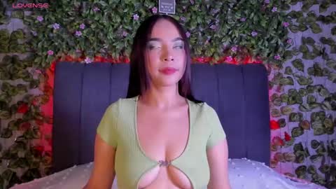 E V E L I N online show from 09/28/25, 09:53