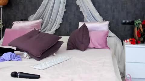 evellynereys online show from 02/28/25, 07:58