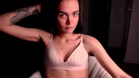 Snapshot of evelyn_gg chatting on 11/05/25, 11:49 Evelyn online show from 11/05/25, 11:49