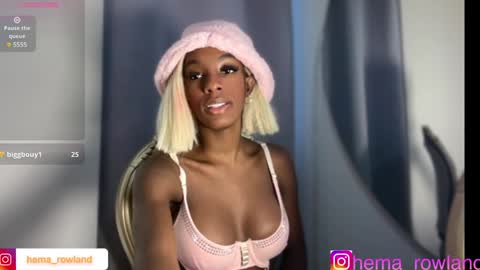 Snapshot of evelyn_jhonson3 chatting on 12/12/24, 11:18 E V E L Y N online show from 12/12/24, 11:18