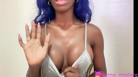 Snapshot of evelyn_jhonson3 chatting on 12/22/24, 03:11 E V E L Y N online show from 12/22/24, 03:11