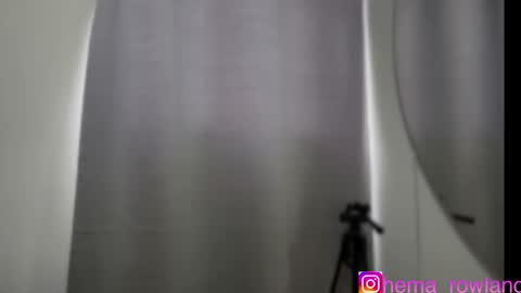 Snapshot of evelyn_jhonson3 chatting on 01/06/25, 12:24 E V E L Y N online show from 01/06/25, 12:24