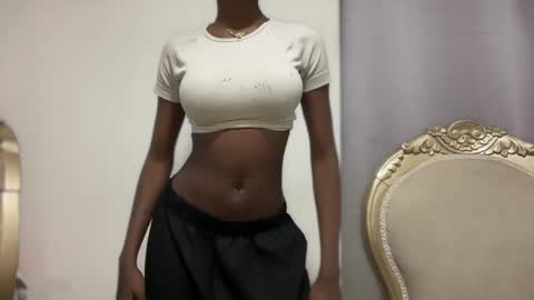 Snapshot of evelyn_jhonson3 chatting on 01/23/25, 05:24 E V E L Y N online show from 01/23/25, 05:24