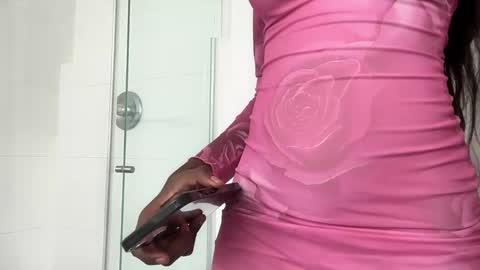 Snapshot of evelyn_jhonson3 chatting on 02/25/25, 03:16 E V E L Y N online show from 02/25/25, 03:16