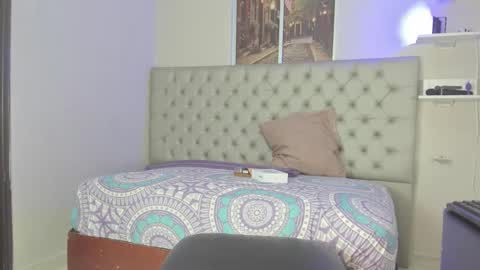 Snapshot of evelyn_jones__ chatting on 09/25/25, 02:43 evelyn_jones__ online show from 09/25/25, 02:43
