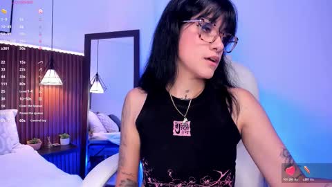 Snapshot of evelyn_samantha chatting on 10/18/25, 02:47 evelyn online show from 10/18/25, 02:47