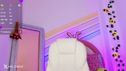 Snapshot of evie_clark_ chatting on 01/07/25, 04:16 My name is Evie nice to meet you really get to know me better private is open online show from 01/07/25, 04:16