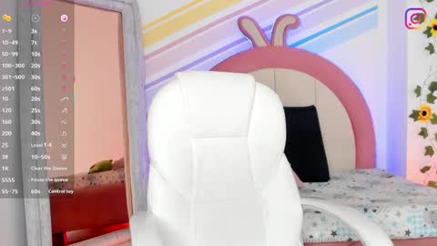 Snapshot of evie_clark_ chatting on 02/12/25, 06:30 My name is Evie nice to meet you really get to know me better private is open online show from 02/12/25, 06:30