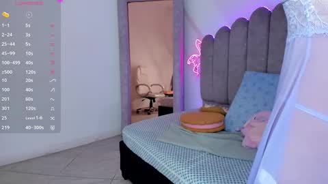 Snapshot of evie_clark_ chatting on 09/25/25, 11:08 My name is Evie nice to meet you really get to know me better private is open online show from 09/25/25, 11:08