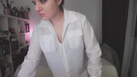 Snapshot of eviecuster chatting on 10/23/25, 08:07 Im gonna be on in 2 hours online show from 10/23/25, 08:07