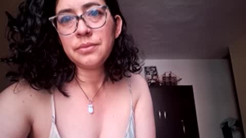 Snapshot of evolet_evolet_ chatting on 11/21/25, 01:43 Evolet online show from 11/21/25, 01:43