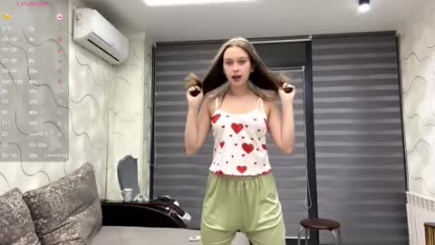 Snapshot of evonnesilvestre chatting on 10/10/25, 03:11 Eva online show from 10/10/25, 03:11