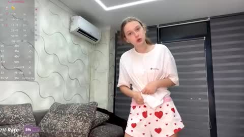 Snapshot of evonnesilvestre chatting on 10/21/25, 04:19 Eva online show from 10/21/25, 04:19