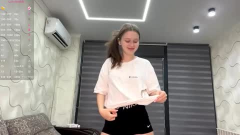 Snapshot of evonnesilvestre chatting on 11/09/25, 03:10 Eva online show from 11/09/25, 03:10