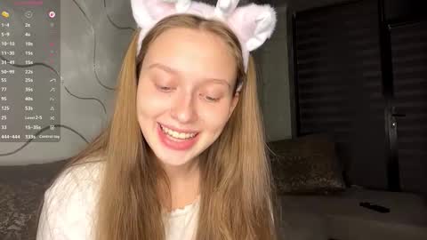 Snapshot of evonnesilvestre chatting on 11/19/25, 03:23 Eva online show from 11/19/25, 03:23