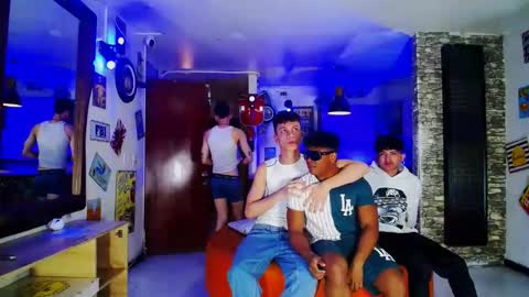 extrangers online show from 01/05/25, 12:10