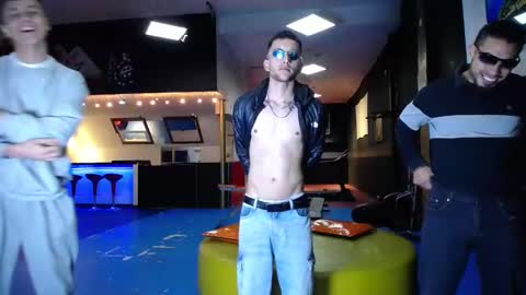 extrangers online show from 03/10/25, 12:04