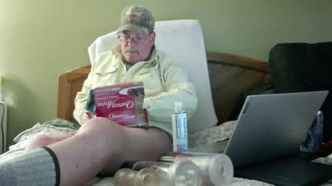 Snapshot of eyeswideshut63 chatting on 12/22/24, 10:36 Eyeswideshut63 online show from 12/22/24, 10:36