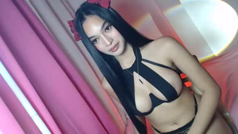 Snapshot of eyez0nm3 chatting on 02/11/25, 05:05 NewKarina online show from 02/11/25, 05:05