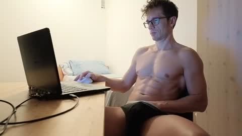 Snapshot of f24570a chatting on 12/01/24, 05:57 Mick online show from 12/01/24, 05:57