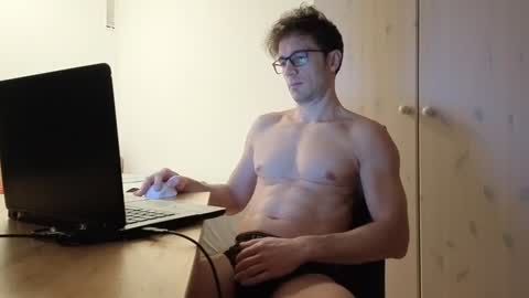Snapshot of f24570a chatting on 12/02/24, 03:25 Mick online show from 12/02/24, 03:25