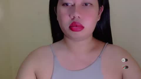 Snapshot of f3ckdollucy chatting on 09/18/25, 09:33 yanna online show from 09/18/25, 09:33