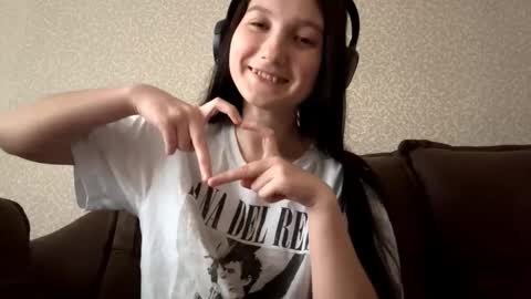 Snapshot of faustinabartosh chatting on 10/17/25, 07:11 Aurora 18yo online show from 10/17/25, 07:11