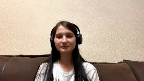 Snapshot of faustinabartosh chatting on 10/18/25, 10:16 Aurora 18yo online show from 10/18/25, 10:16
