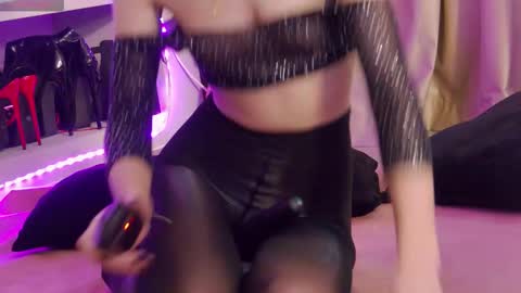 Snapshot of feetvibe chatting on 10/10/25, 08:02 FeetVibe online show from 10/10/25, 08:02