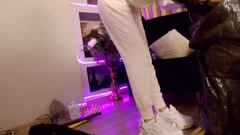 Snapshot of feetvibe chatting on 10/18/25, 11:33 FeetVibe online show from 10/18/25, 11:33