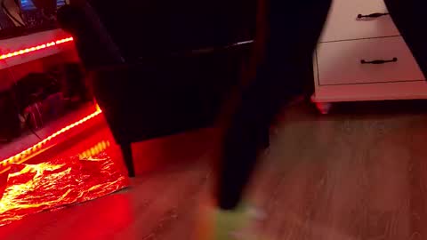 Snapshot of feetvibe chatting on 11/11/25, 12:05 FeetVibe online show from 11/11/25, 12:05