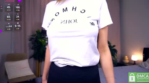 Snapshot of felissiany chatting on 01/16/25, 04:28 Hello im Nova online show from 01/16/25, 04:28