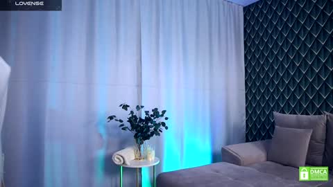 Snapshot of felissiany chatting on 09/25/25, 04:38 Hello im Nova online show from 09/25/25, 04:38