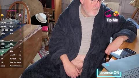 Snapshot of fellainsp8 chatting on 11/15/25, 09:28 Adam online show from 11/15/25, 09:28