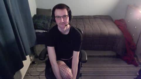 Snapshot of femboyskye chatting on 10/26/25, 12:49 Skye online show from 10/26/25, 12:49
