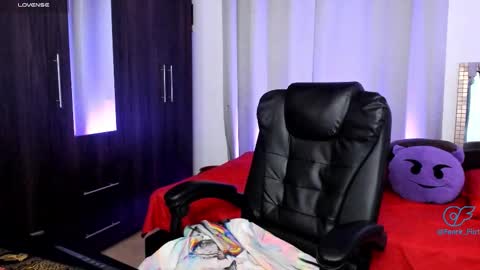 Snapshot of fenrir_flirt chatting on 10/19/25, 03:18 Fenrir Flirt online show from 10/19/25, 03:18