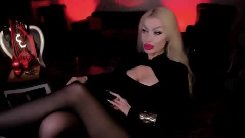 Snapshot of findom_god chatting on 11/06/25, 01:50 AlfaFemale online show from 11/06/25, 01:50