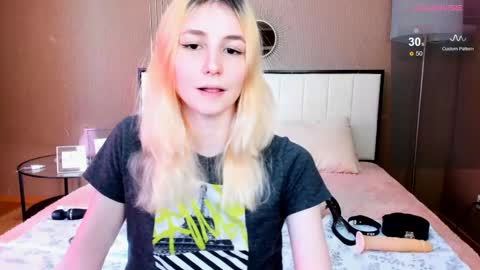 Snapshot of fleximona chatting on 10/17/25, 08:28 FlexiMona online show from 10/17/25, 08:28