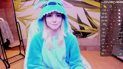 Snapshot of fleximona chatting on 10/26/25, 09:37 FlexiMona online show from 10/26/25, 09:37