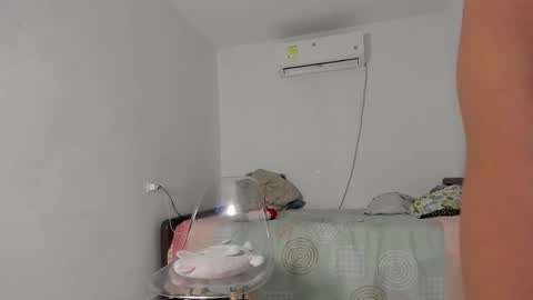 Snapshot of flor_herrera1 chatting on 02/24/25, 02:08 online show from 02/24/25, 02:08