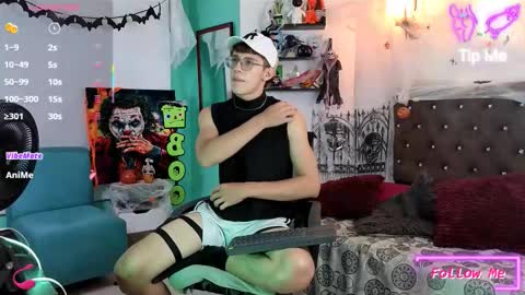 Snapshot of flowers109 chatting on 10/25/25, 10:48 flowers109 online show from 10/25/25, 10:48