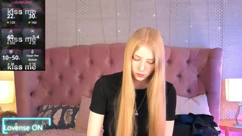 Mia online show from 09/14/25, 09:47