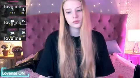 Mia online show from 09/20/25, 10:33